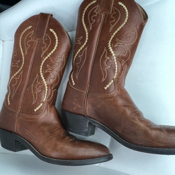 What Size Shoe is Justin Boot 6b?